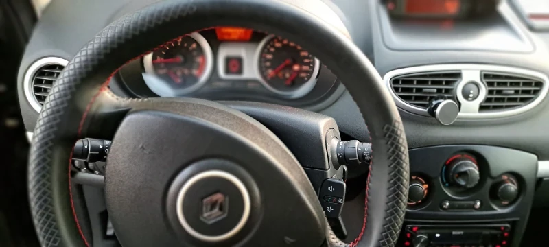 Renault Clio 1.5DCI, снимка 10 - Автомобили и джипове - 52296885