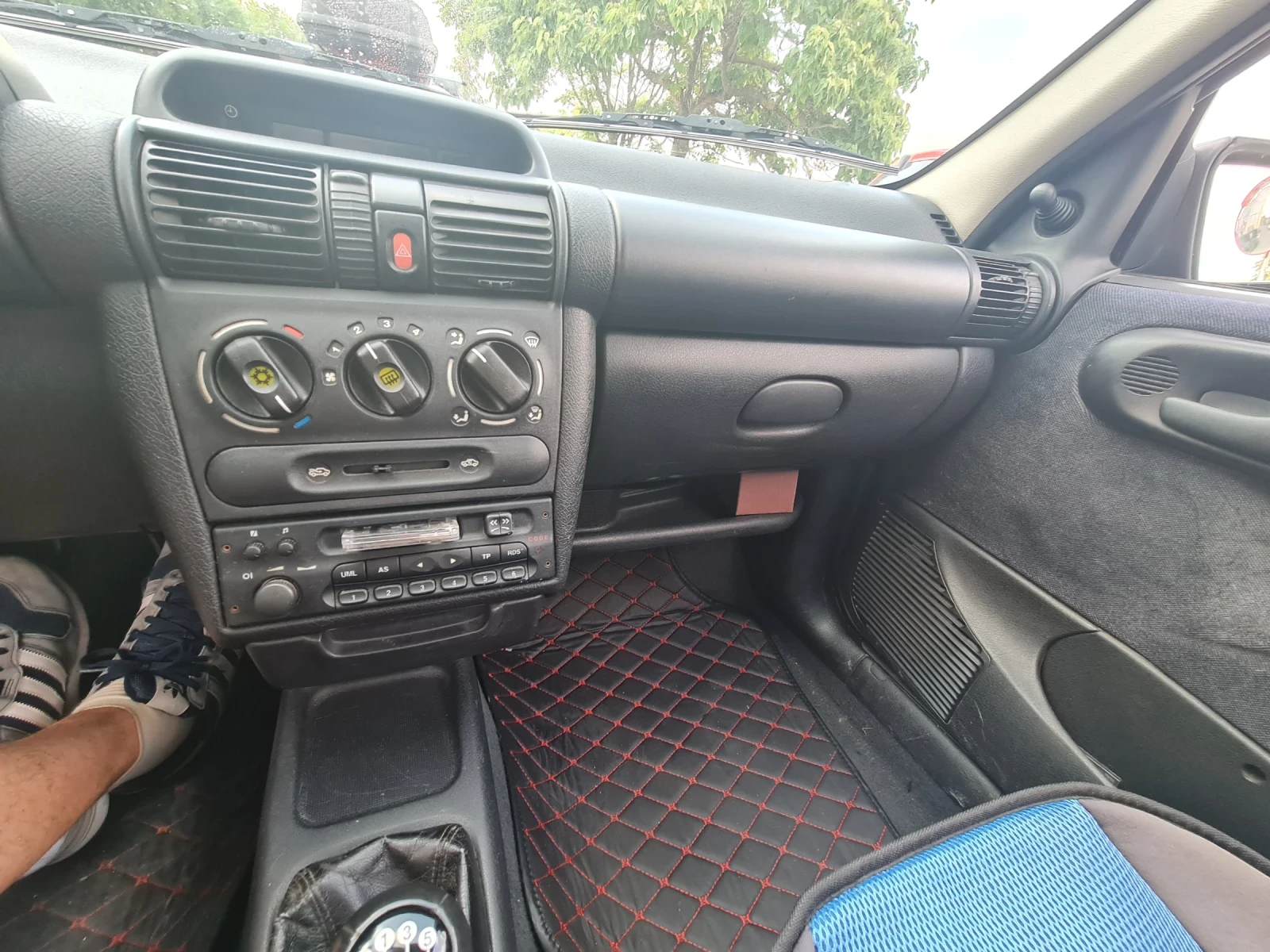 Opel Corsa 1.2 SE Millenium Edition - изображение 2