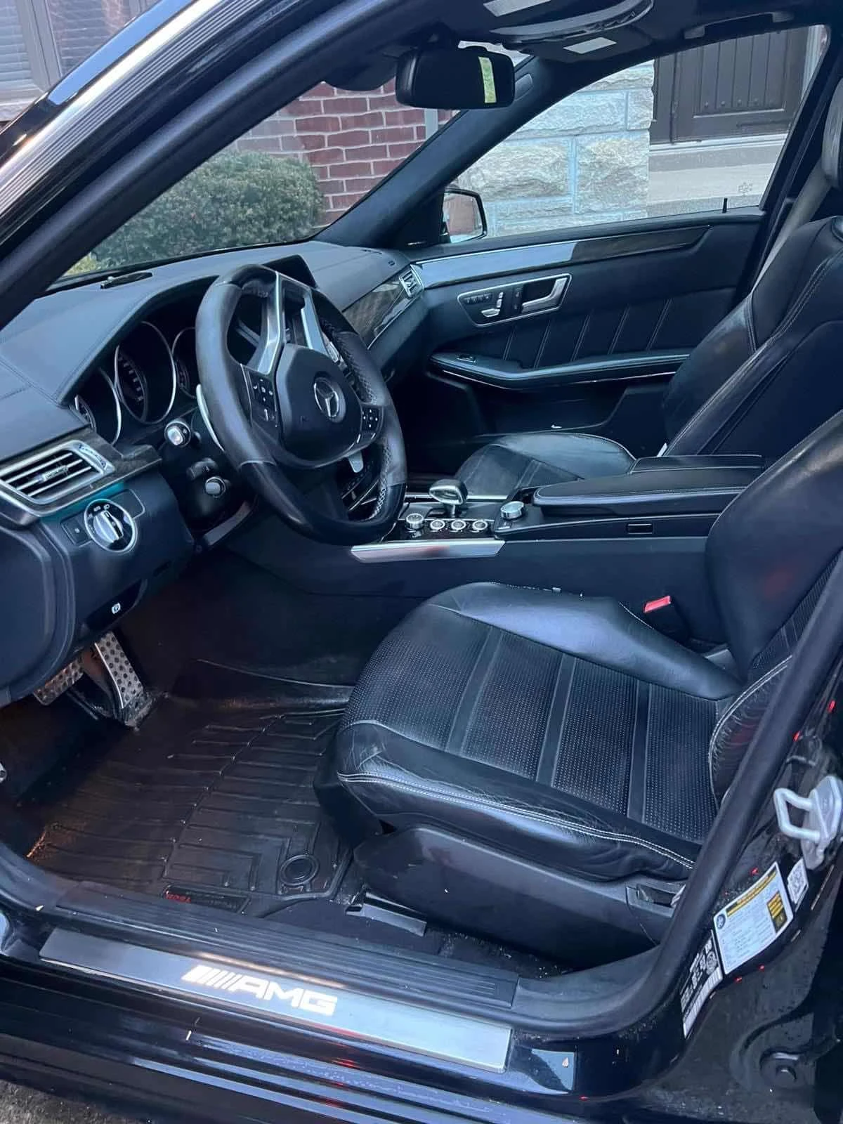 Mercedes-Benz E 63 AMG * CARFAX * ПАНОРАМА * KEYLESS * ПОДГРЕВИ *  - изображение 5