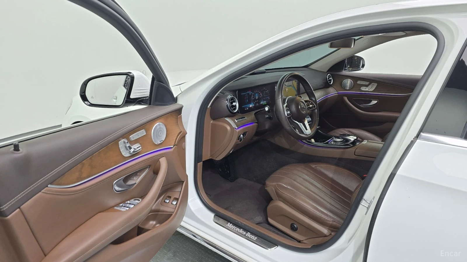 Mercedes-Benz E 300 4MATIC HYBRID* 360* BURMESTR* МАСАЖ* ДИСТРО* ОБДУХ, снимка 7 - Автомобили и джипове - 55511878
