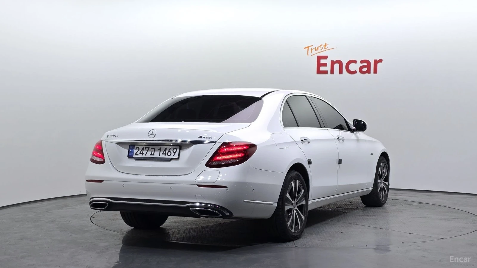 Mercedes-Benz E 300 4MATIC HYBRID* 360* BURMESTR* МАСАЖ* ДИСТРО* ОБДУХ, снимка 2 - Автомобили и джипове - 55511878