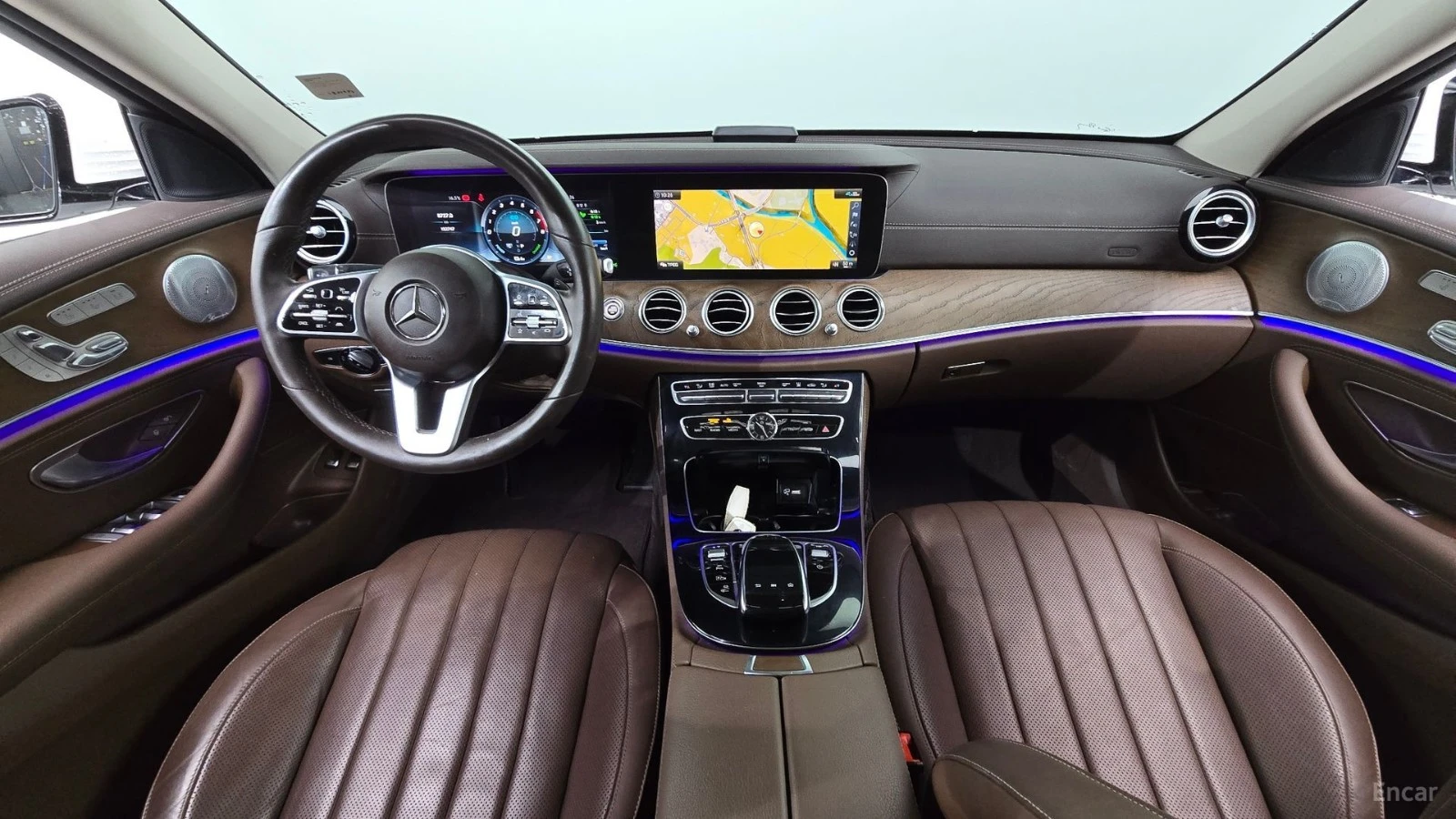 Mercedes-Benz E 300 4MATIC HYBRID* 360* BURMESTR* МАСАЖ* ДИСТРО* ОБДУХ, снимка 3 - Автомобили и джипове - 55511878