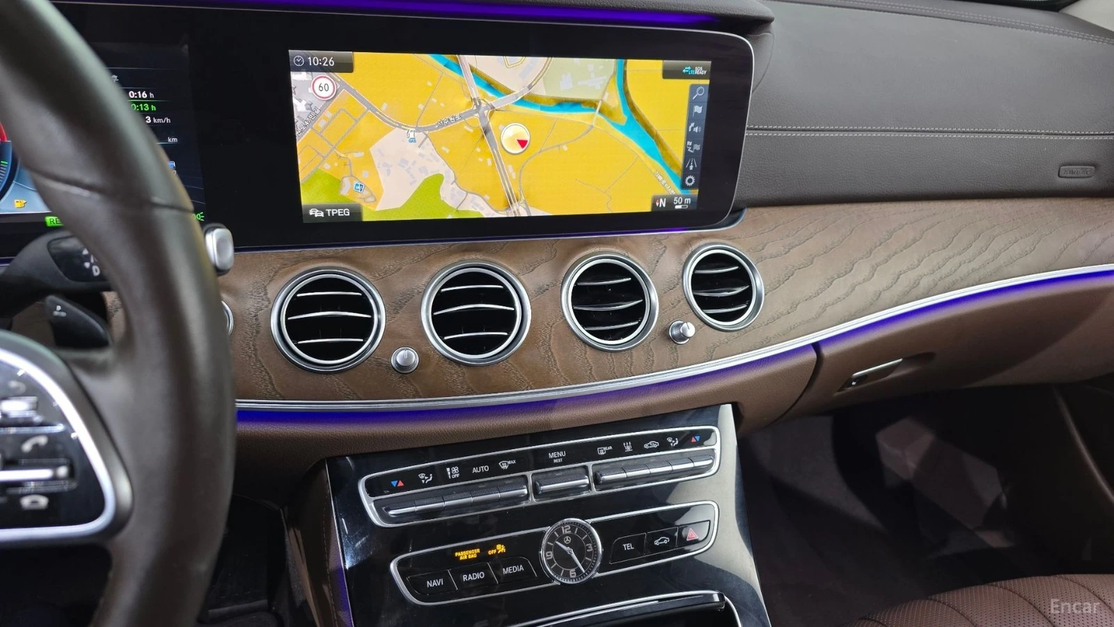 Mercedes-Benz E 300 4MATIC HYBRID* 360* BURMESTR* МАСАЖ* ДИСТРО* ОБДУХ, снимка 11 - Автомобили и джипове - 55511878