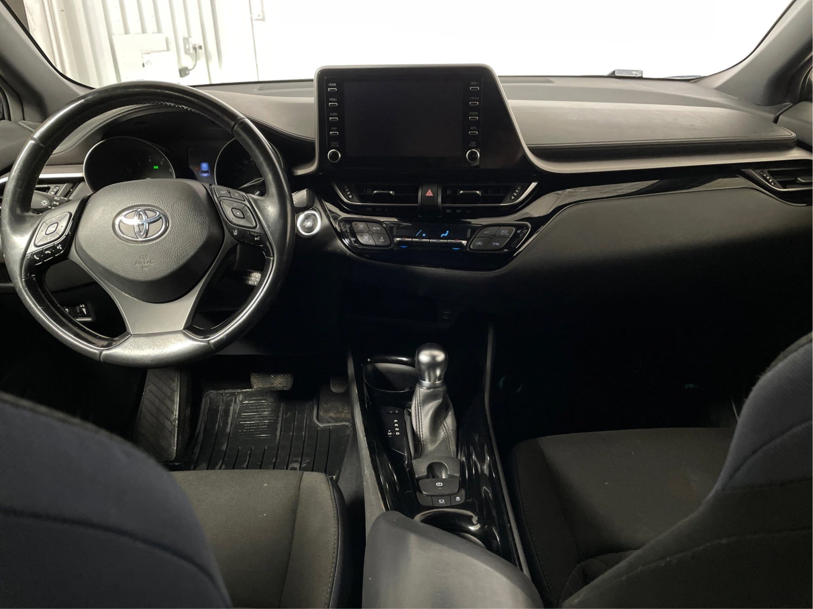 Toyota C-HR XLE Premium | HTD LEATHER | SUNROOF | CARPLAY - изображение 10