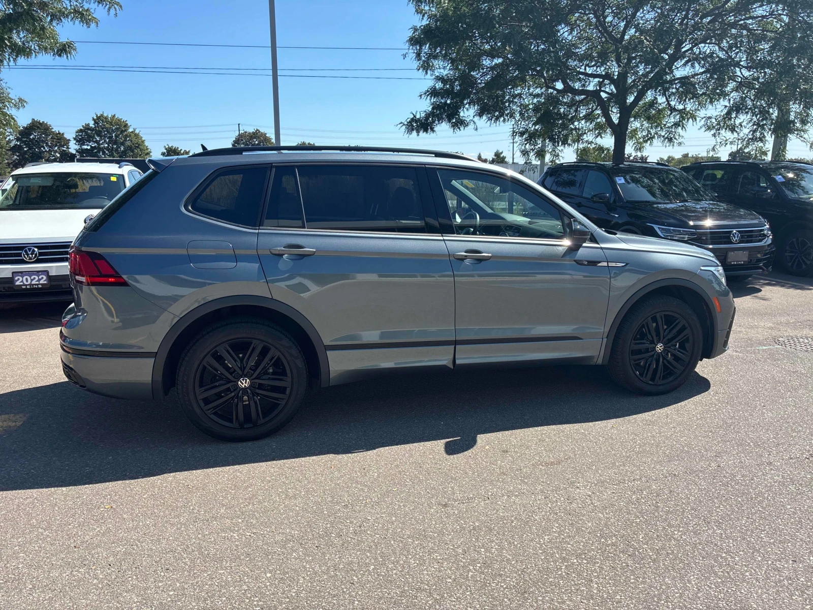 VW Tiguan * Comfortline R Line Black Edition * CARFAX * , снимка 3 - Автомобили и джипове - 56138870