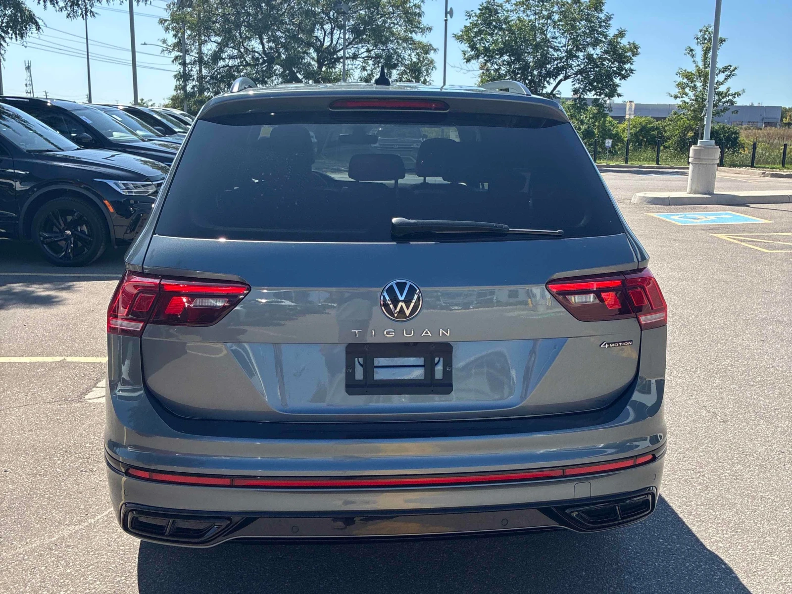 VW Tiguan * Comfortline R Line Black Edition * CARFAX * , снимка 4 - Автомобили и джипове - 56138870