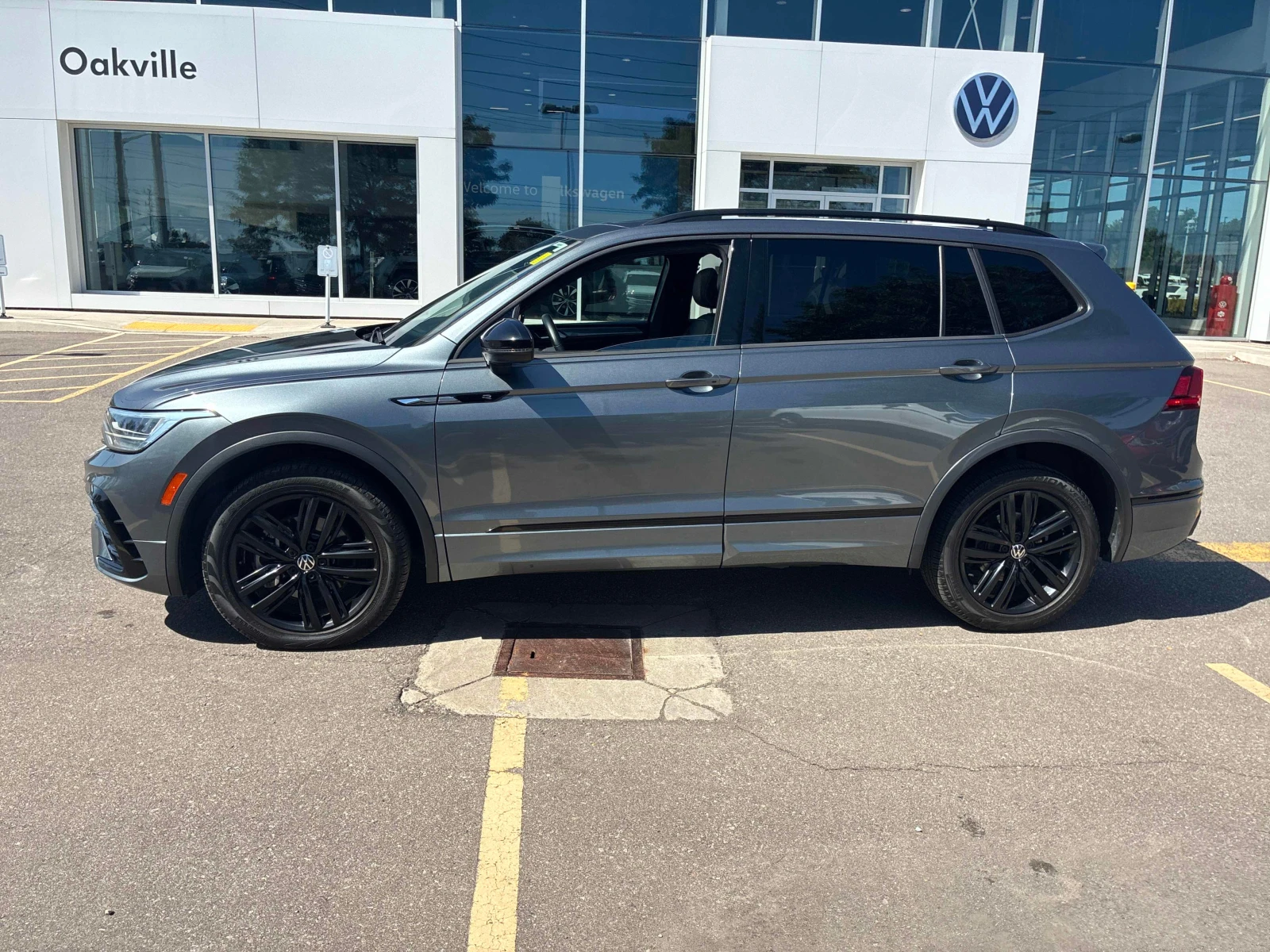 VW Tiguan * Comfortline R Line Black Edition * CARFAX * , снимка 2 - Автомобили и джипове - 56138870
