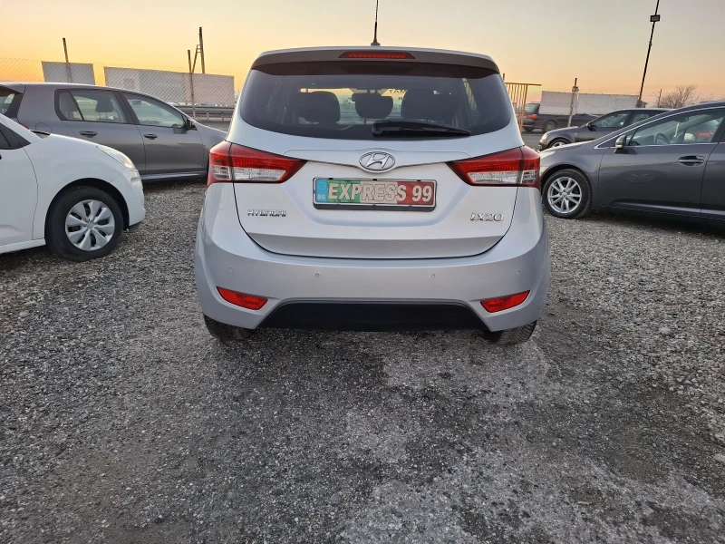 Hyundai Ix20 1.6i Avtomatik, снимка 6 - Автомобили и джипове - 48615856