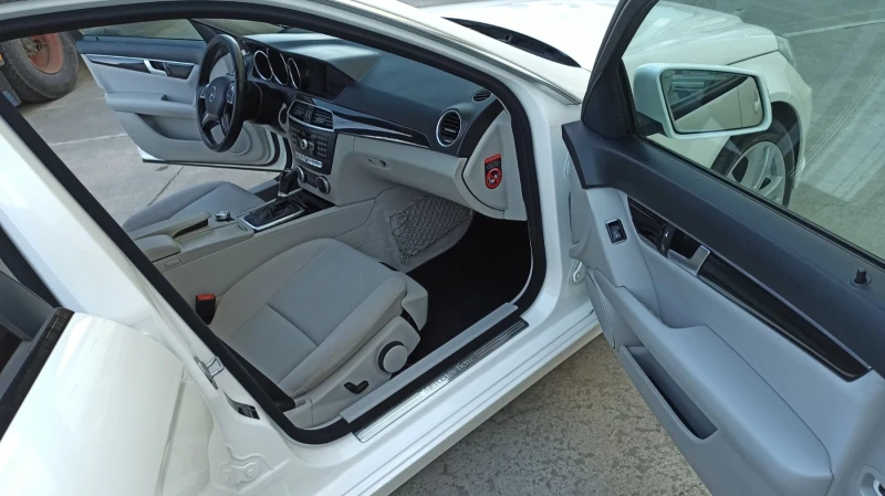Mercedes-Benz C 220, снимка 7 - Автомобили и джипове - 50954031