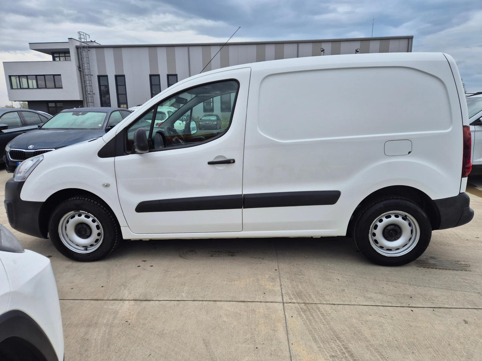 Citroen Berlingo 1, 6 HDI N1 M/T - изображение 2