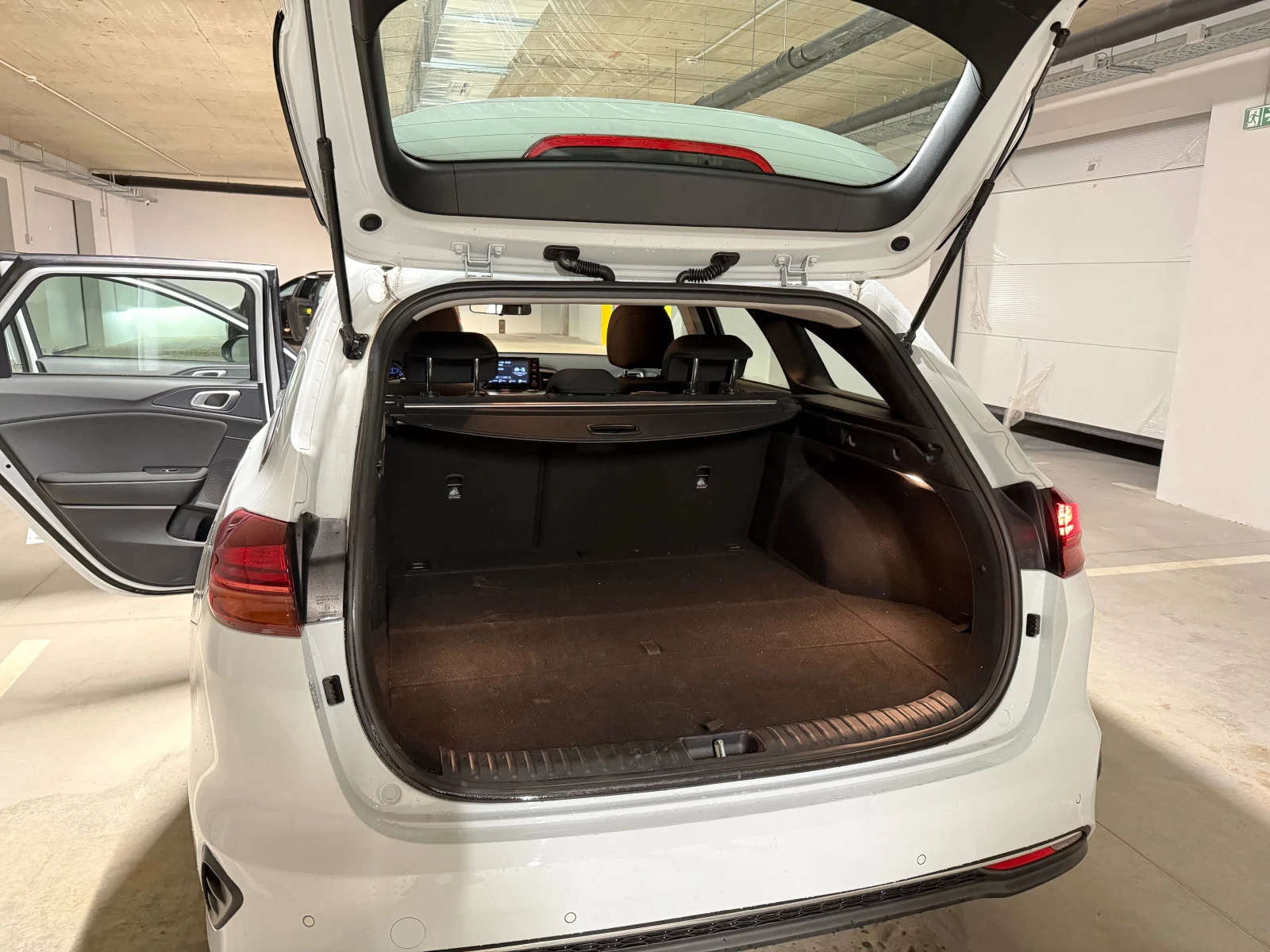 Kia Ceed SW 1.5T Comfort, снимка 11 - Автомобили и джипове - 53474402