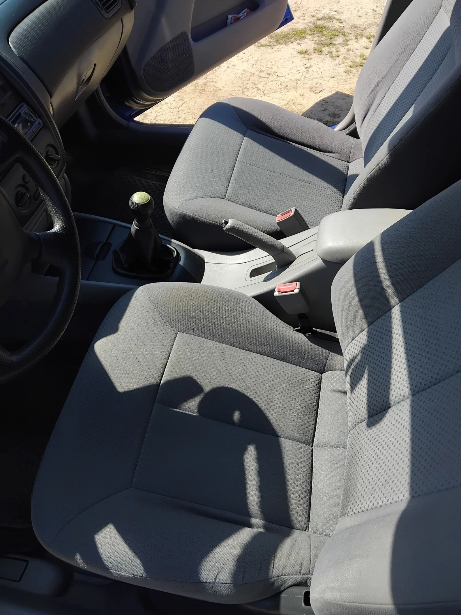 Mazda 323 1.3 16V, снимка 9 - Автомобили и джипове - 54079962