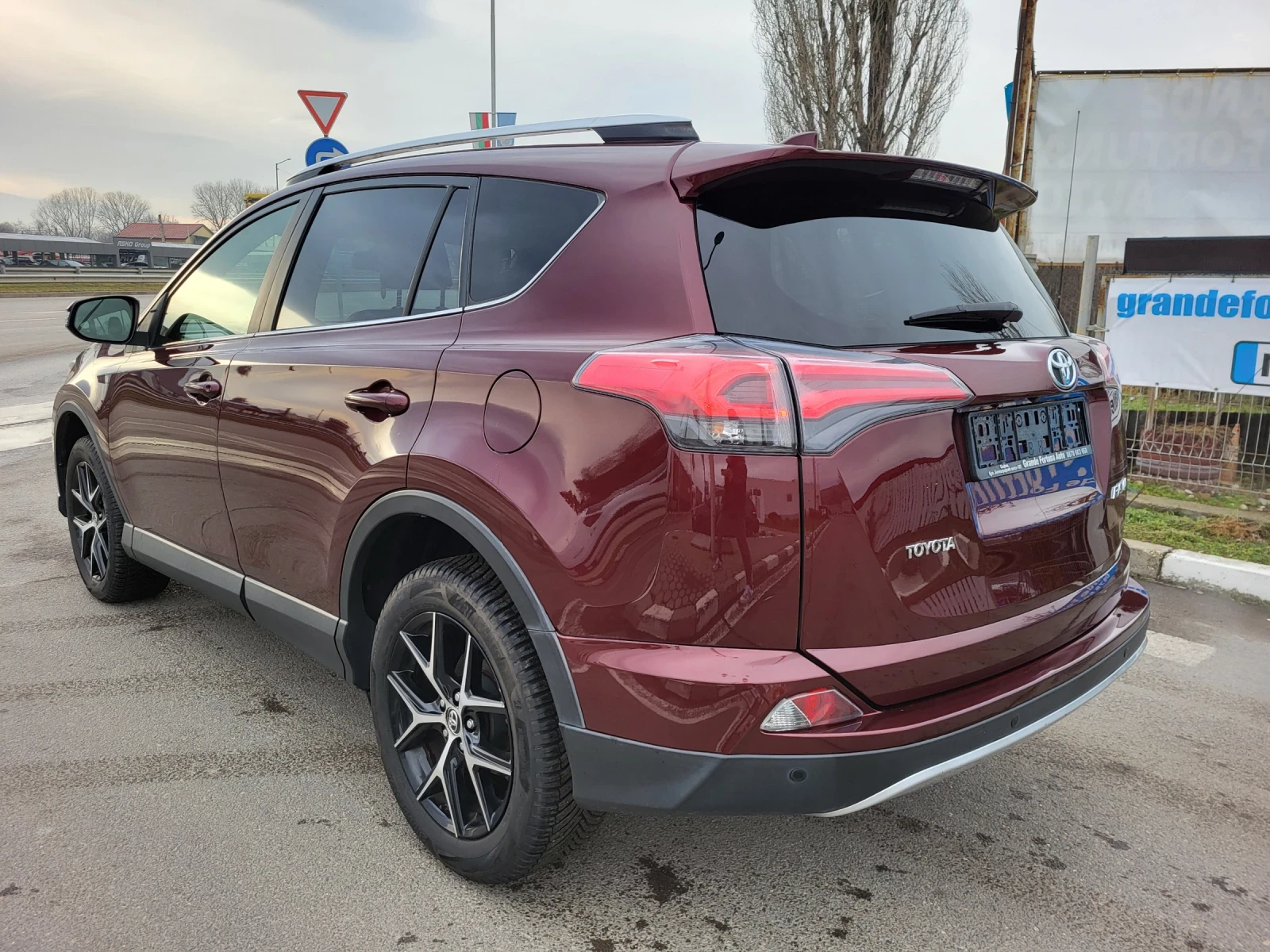 Toyota Rav4 2.0 D4D 143 КС EURO 6B EXECUTIVE ВСИЧКИ ЕКСТРИ  - изображение 7