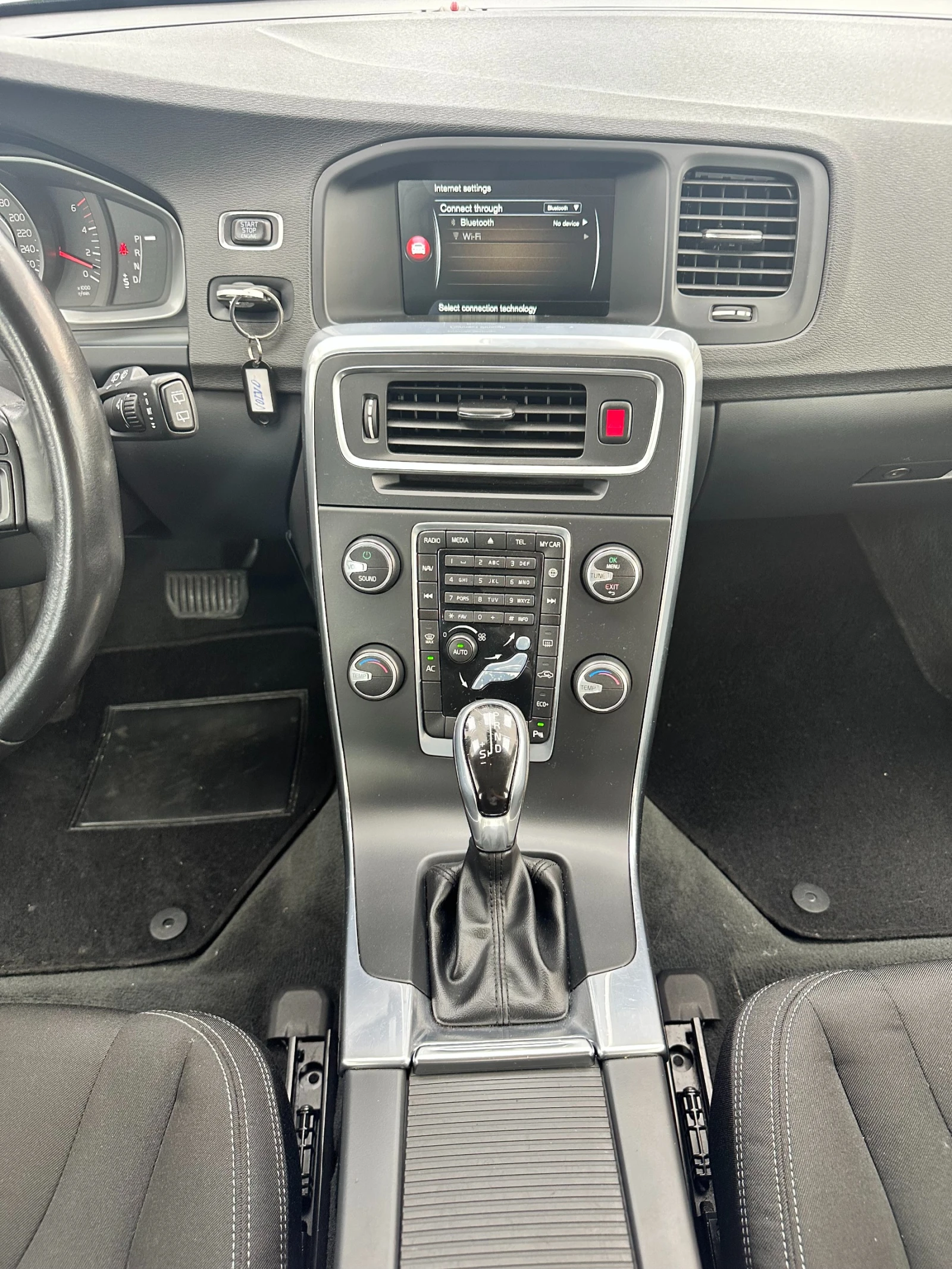 Volvo V60 Cross Country 2.0 Automatic D3 Euro6B - изображение 10