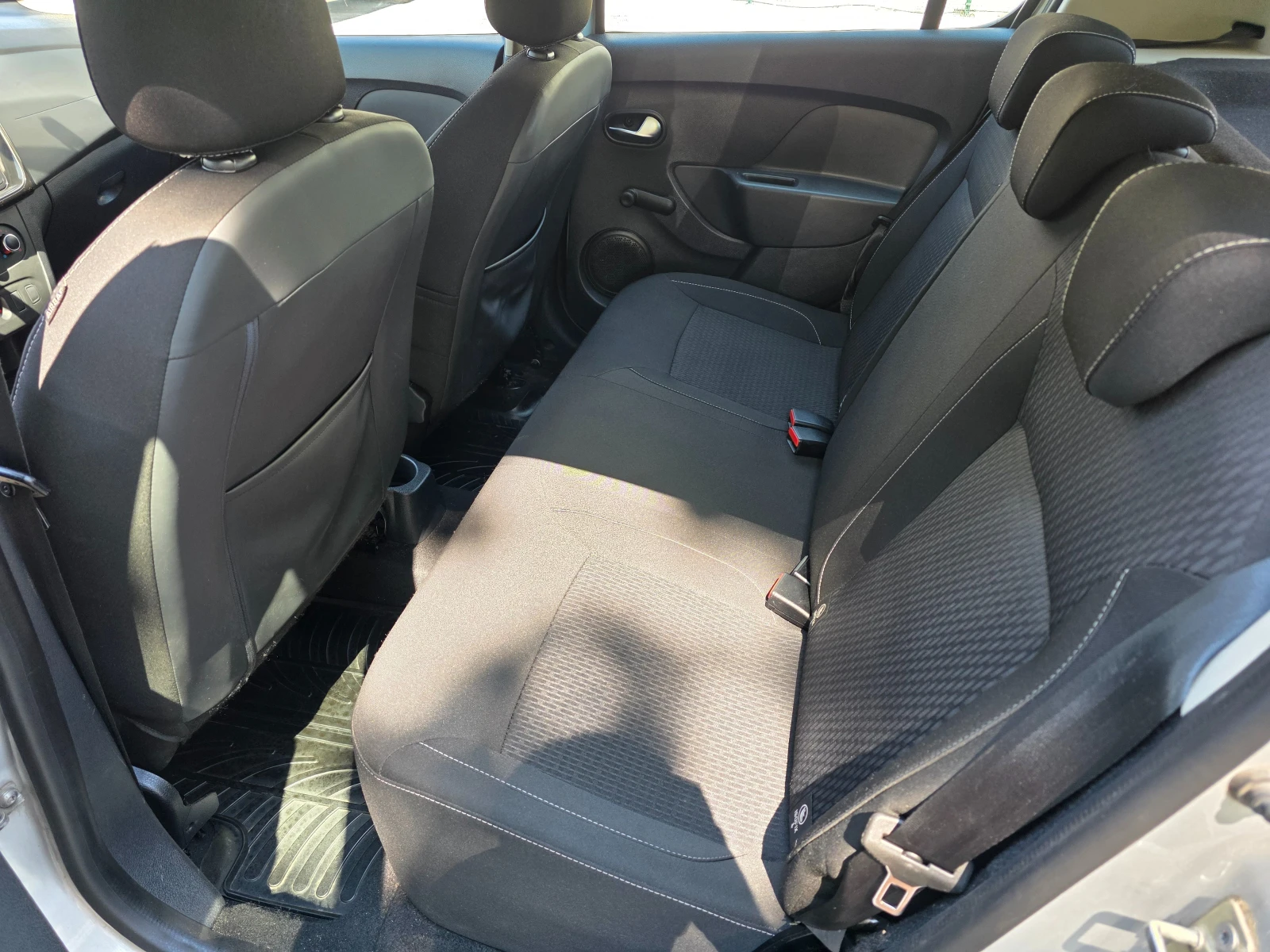 Dacia Sandero 1.0 EURO 6C, снимка 10 - Автомобили и джипове - 55593805