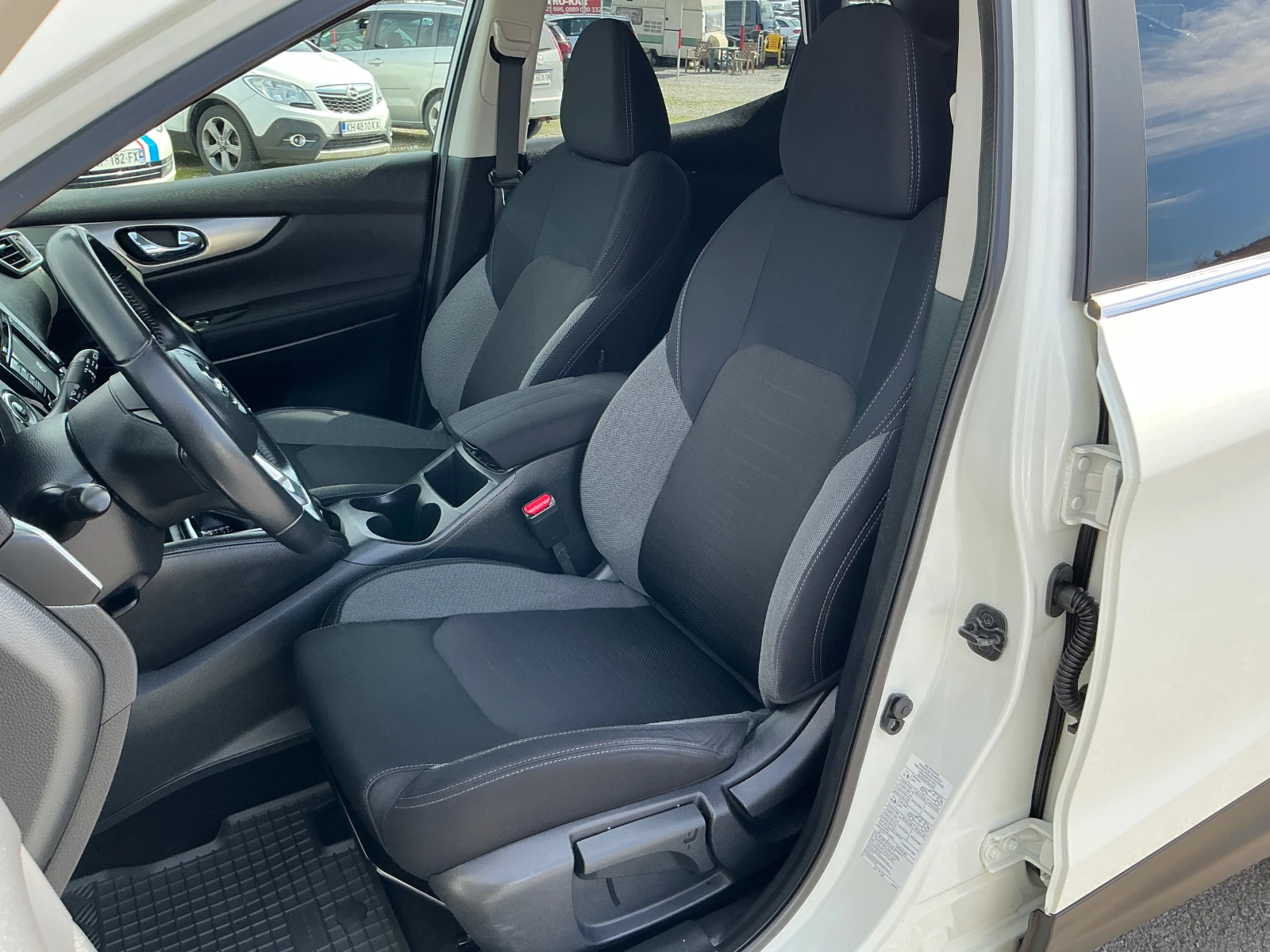 Nissan Qashqai 1.6 DCI, снимка 14 - Автомобили и джипове - 53781780