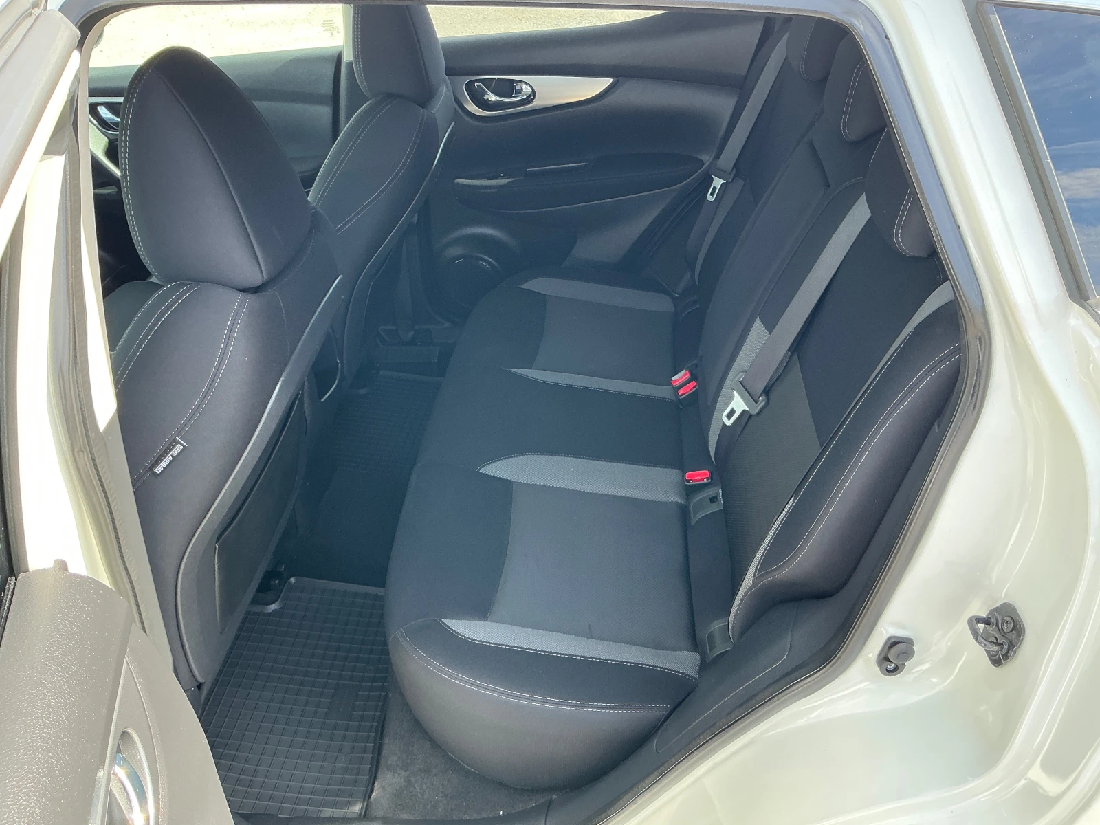 Nissan Qashqai 1.6 DCI, снимка 15 - Автомобили и джипове - 53781780