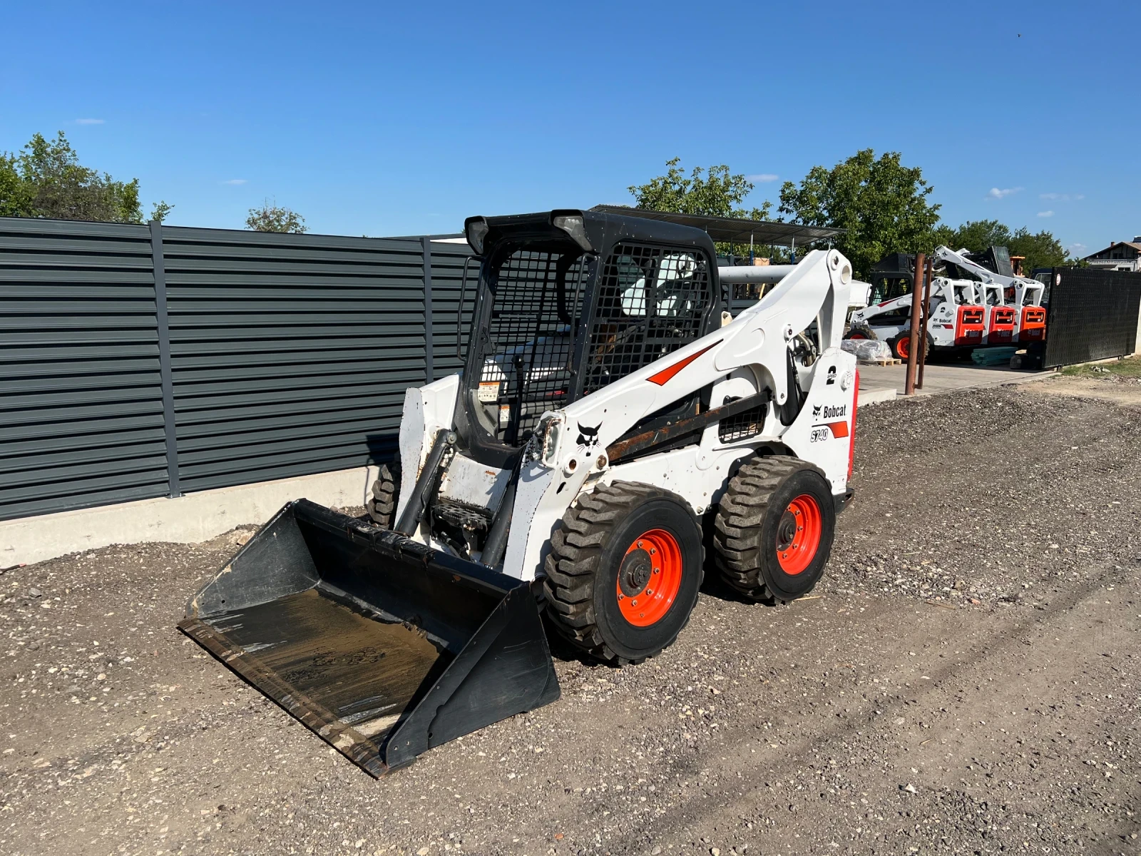 Мини челни товарачи Bobcat S740