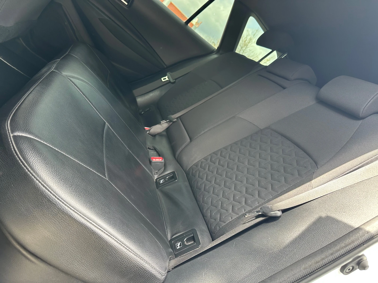 Toyota Corolla 1.8 HYBRID, снимка 15 - Автомобили и джипове - 53899881