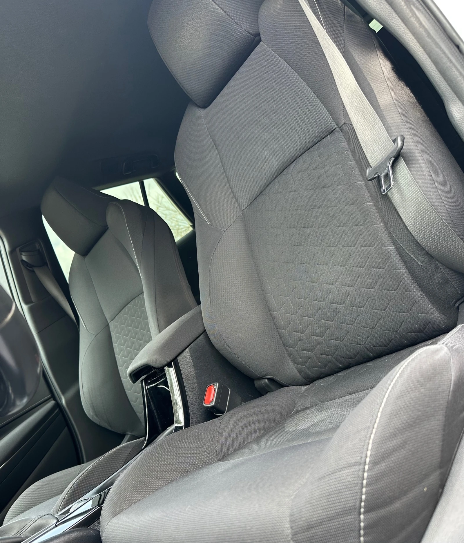 Toyota Corolla 1.8 HYBRID, снимка 14 - Автомобили и джипове - 53899881