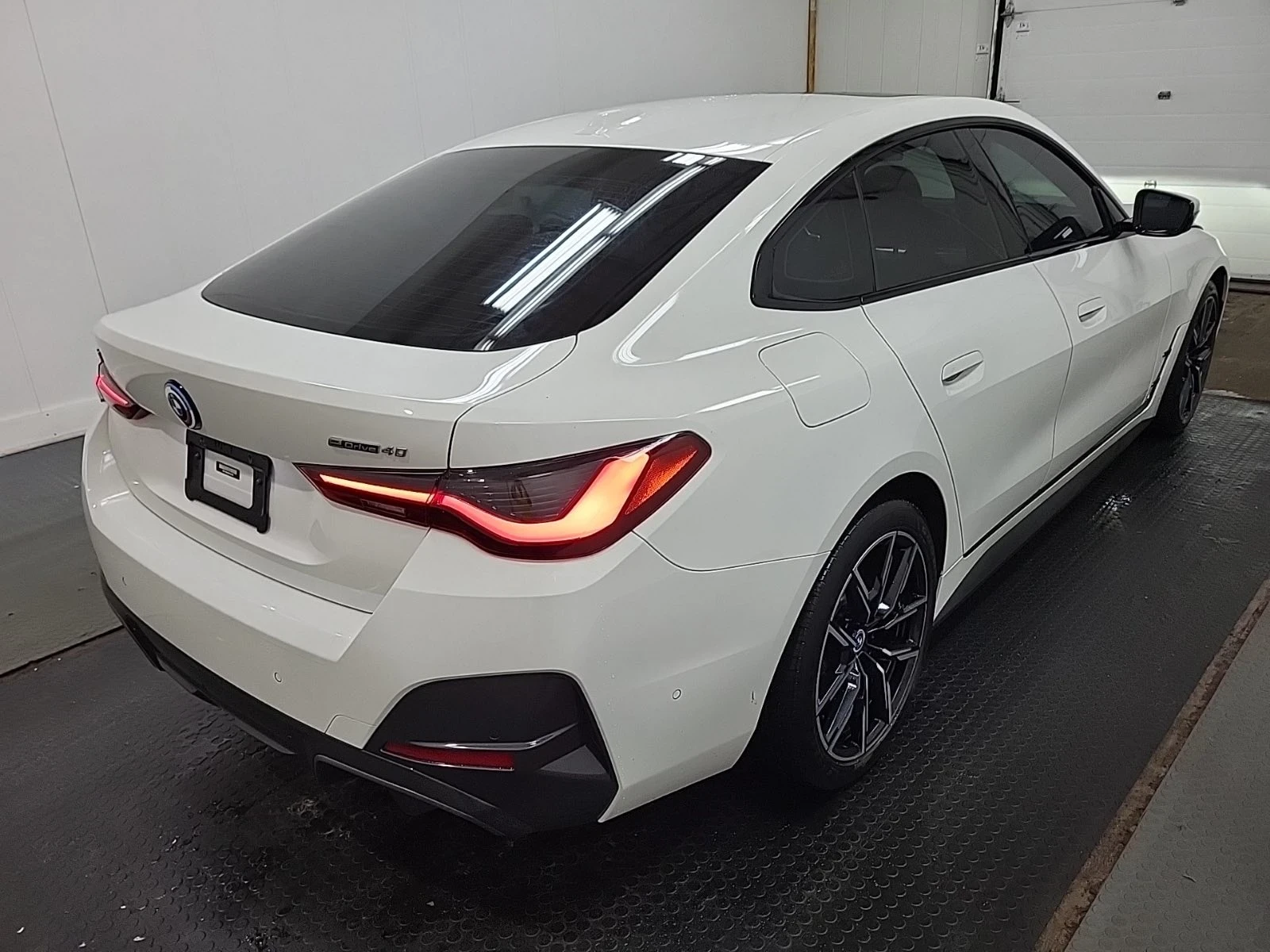 BMW i4 eDrive40* HUD* Distronic* Harman Kardon, снимка 4 - Автомобили и джипове - 54184784