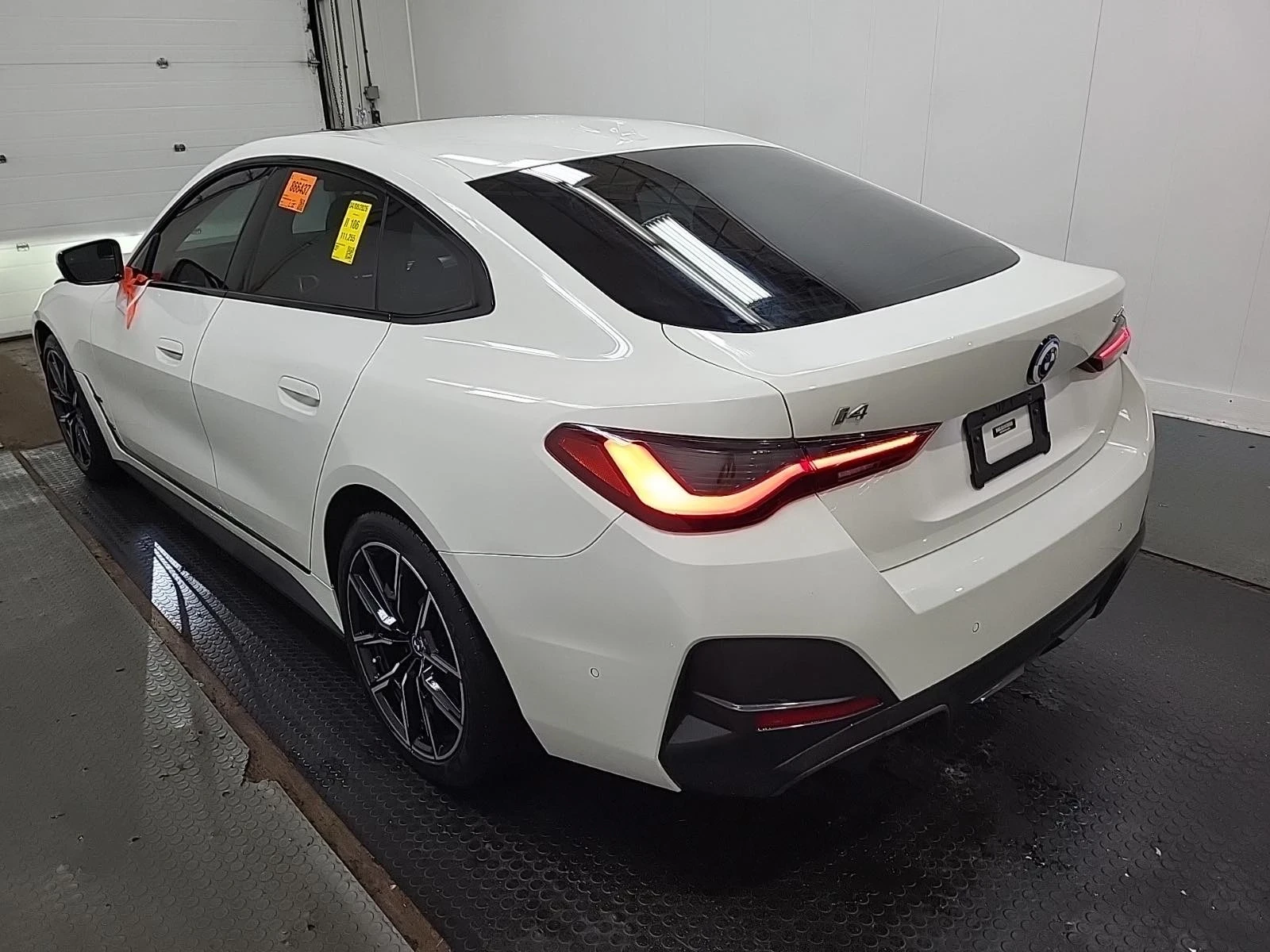 BMW i4 eDrive40* HUD* Distronic* Harman Kardon, снимка 6 - Автомобили и джипове - 54184784