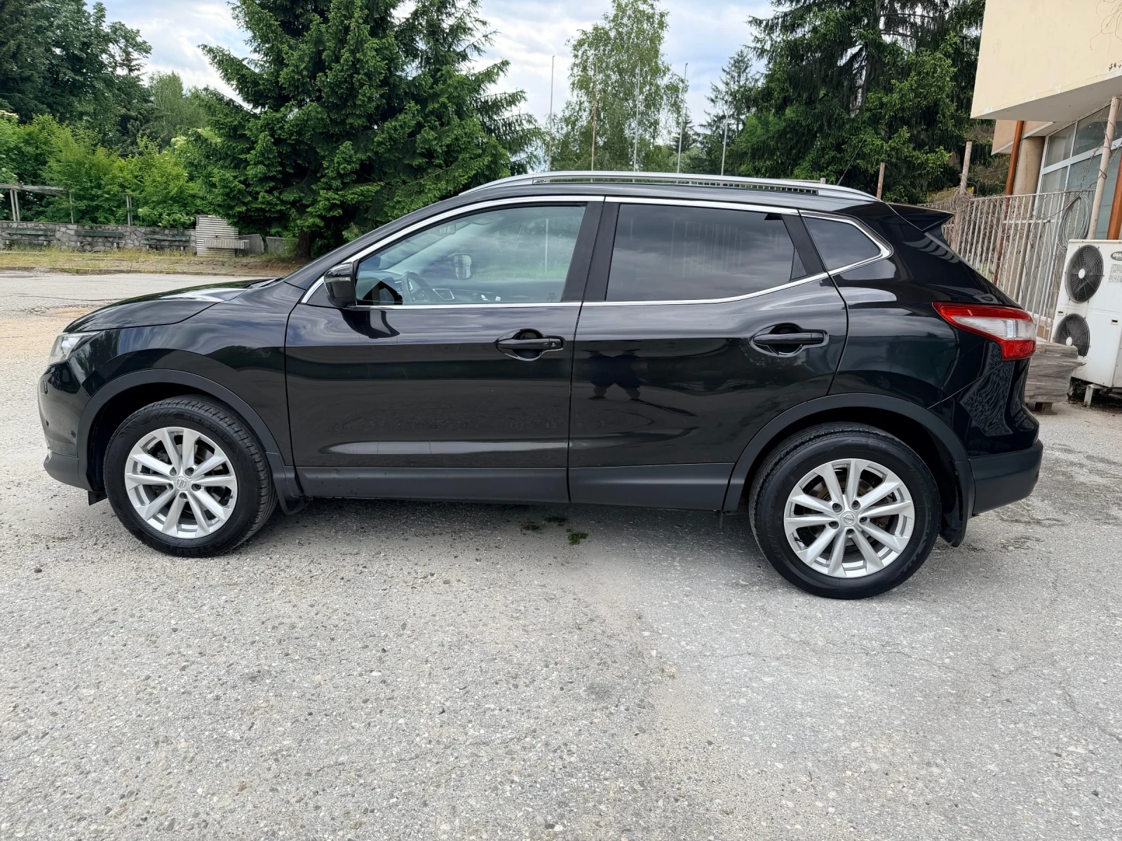 Nissan Qashqai 1.6dCi /360* KAMEРИ/Автомат/ЛИЗИНГ, снимка 4 - Автомобили и джипове - 54808964