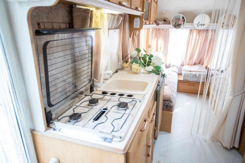 Каравана Avondale Улисес , снимка 5 - Каравани и кемпери - 52516272