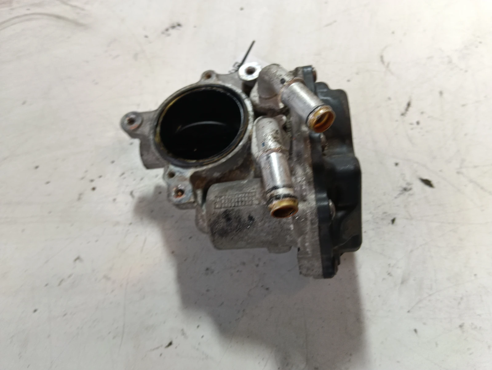 дросел 1.6 TDI 04L128063AA 04L128059AA VW Passat