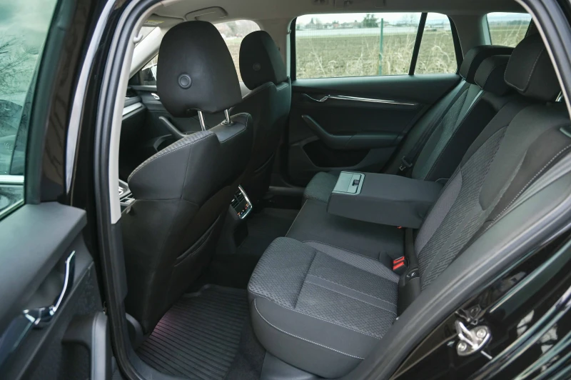 Skoda Octavia 2.0TDI* FirstEdition* Камера* Digital* Led* German, снимка 17 - Автомобили и джипове - 53101099