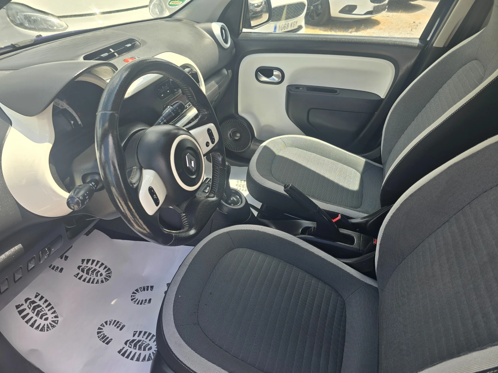 Renault Twingo 0.9i-90k.c-AVTOMATIC - изображение 9