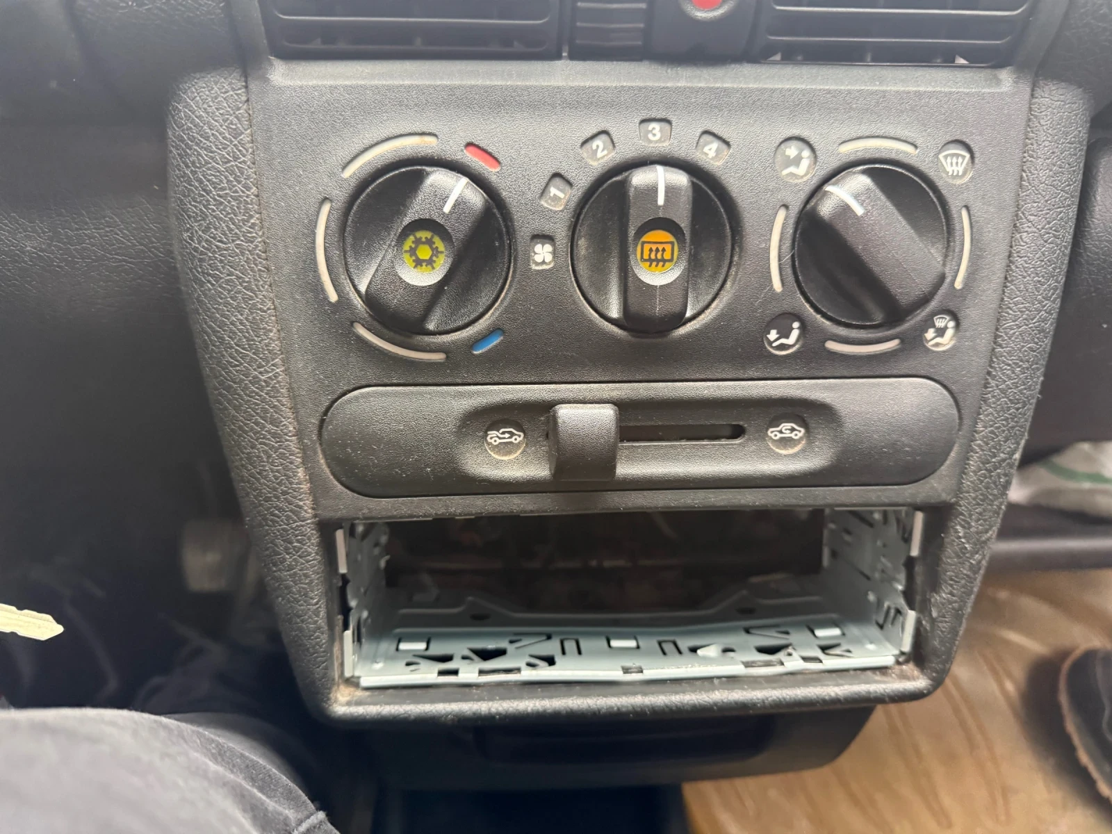 Opel Corsa 1.4, снимка 12 - Автомобили и джипове - 54284939