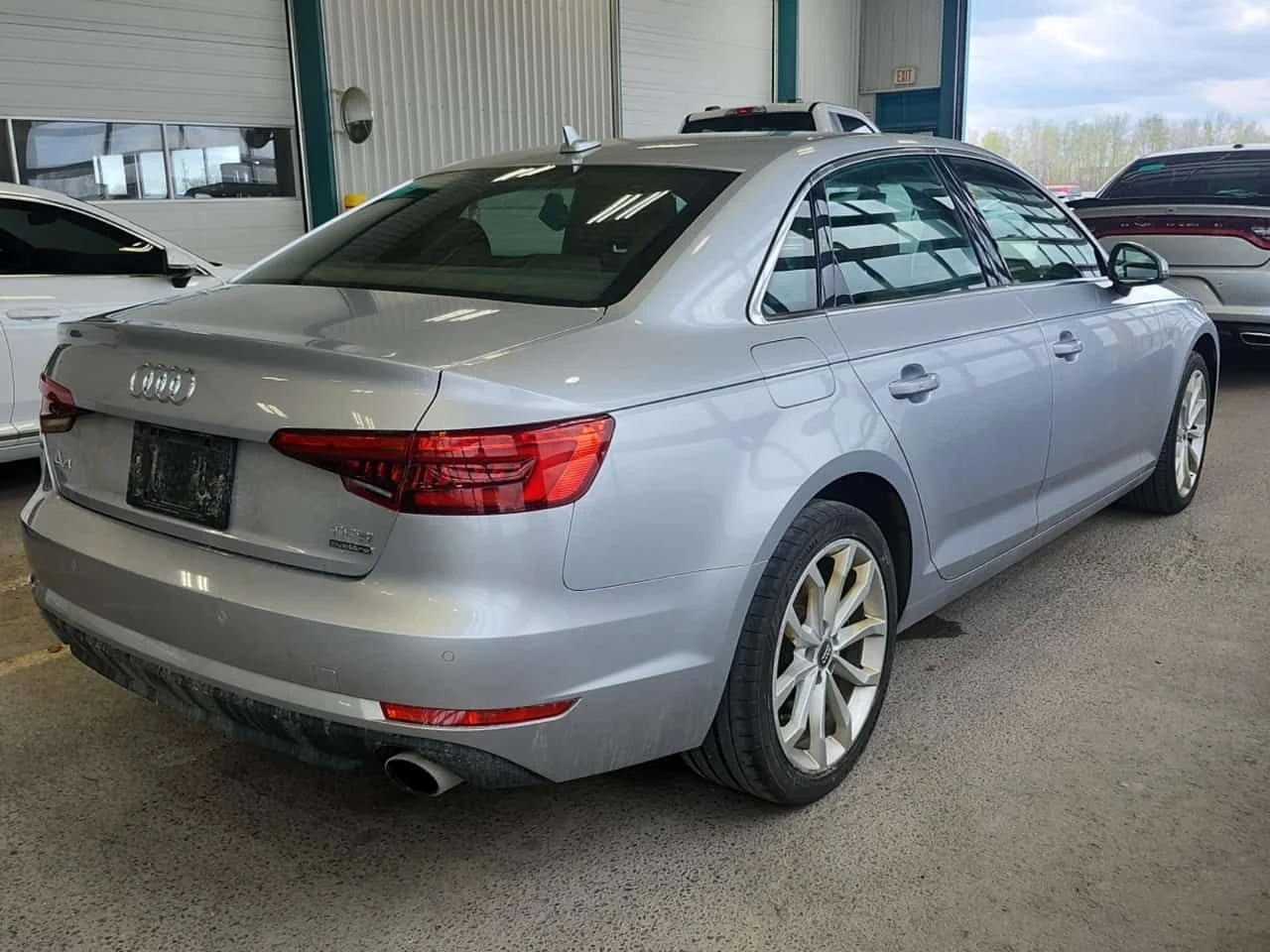 Audi A4 * CARFAX * 2 КЛЮЧА * 360 КАМЕРА * ОБДУХВАНЕ * , снимка 3 - Автомобили и джипове - 54422062