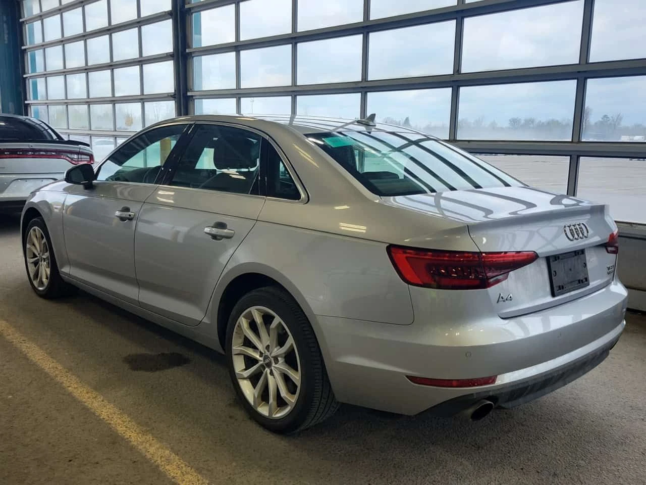 Audi A4 * CARFAX * 2 КЛЮЧА * 360 КАМЕРА * ОБДУХВАНЕ * , снимка 4 - Автомобили и джипове - 54422062