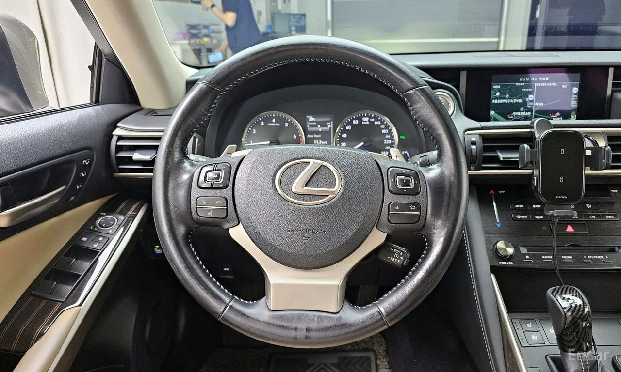 Lexus IS 200 t* SUPREME* ПОДГРЕВ* ОБДУХВАНЕ* НАВИГАЦИЯ* , снимка 4 - Автомобили и джипове - 54749689