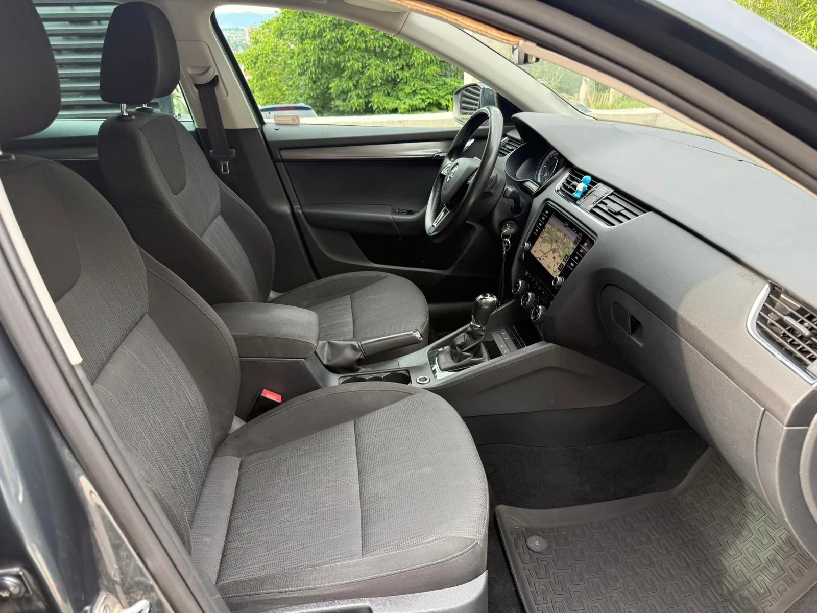 Skoda Octavia TDI DSG 4x4 150hp, снимка 13 - Автомобили и джипове - 54857034