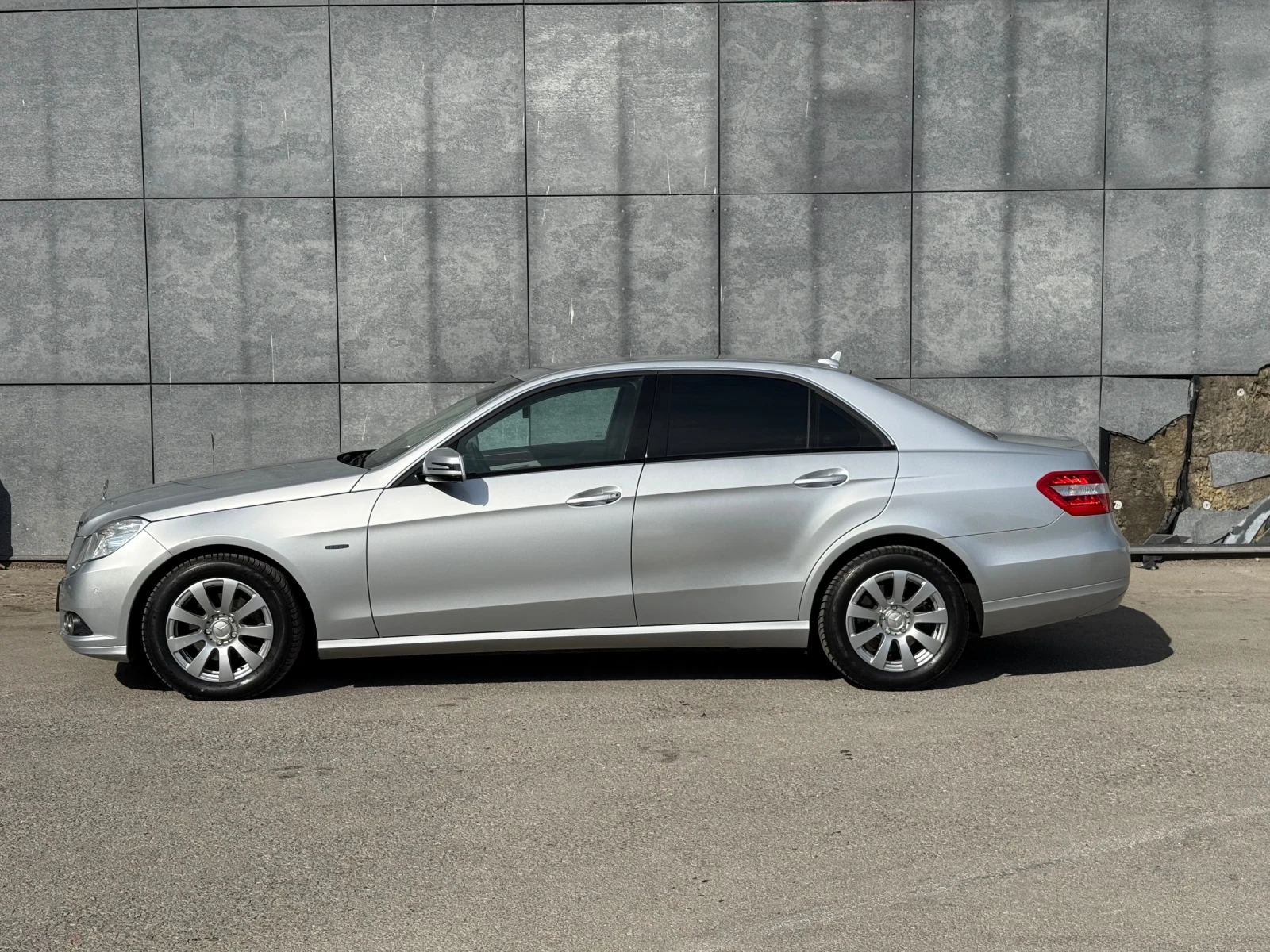 Mercedes-Benz E 220, снимка 6 - Автомобили и джипове - 56437357