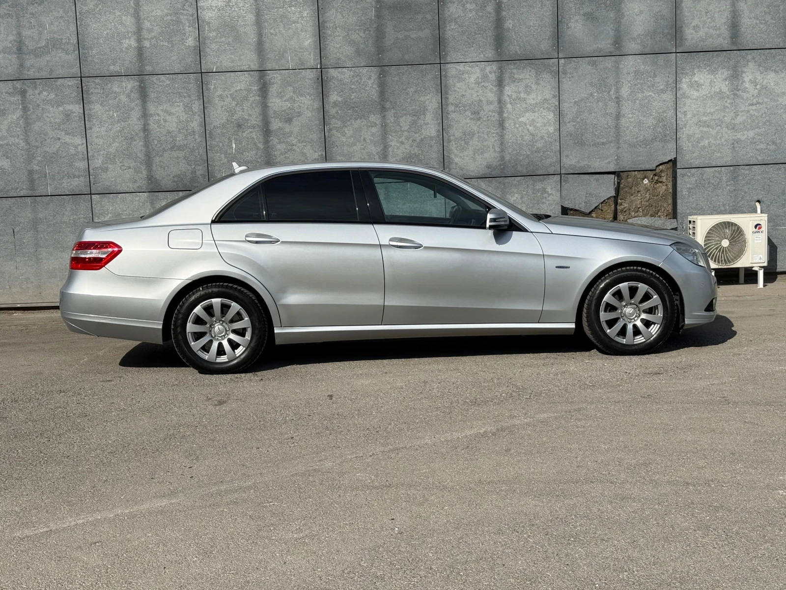 Mercedes-Benz E 220, снимка 5 - Автомобили и джипове - 56437357