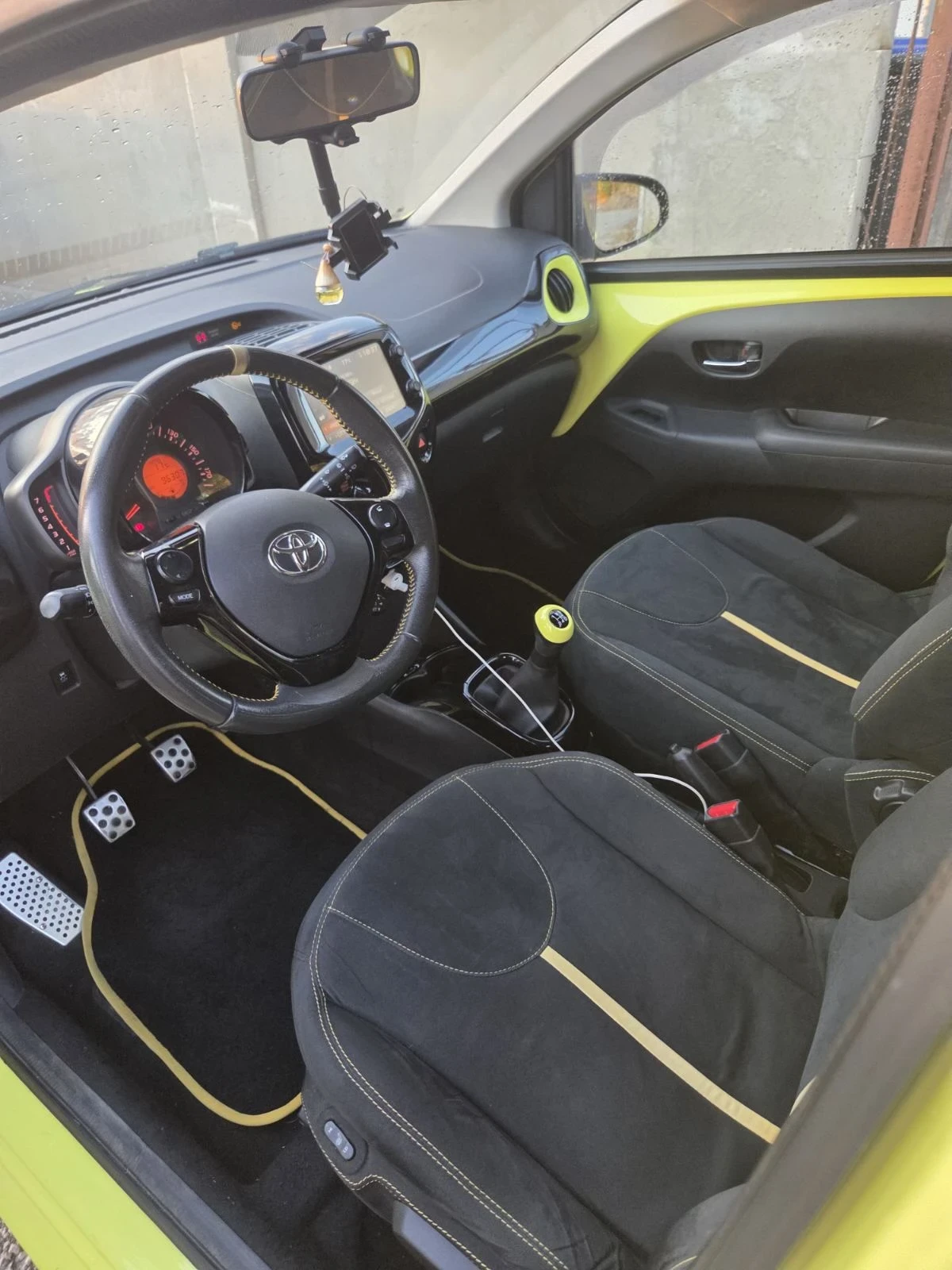 Toyota Aygo 1.0, снимка 12 - Автомобили и джипове - 56502331
