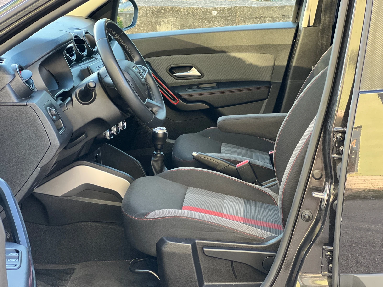 Dacia Duster Techroad 1.3 TCe 150 к.с. , снимка 14 - Автомобили и джипове - 55981451