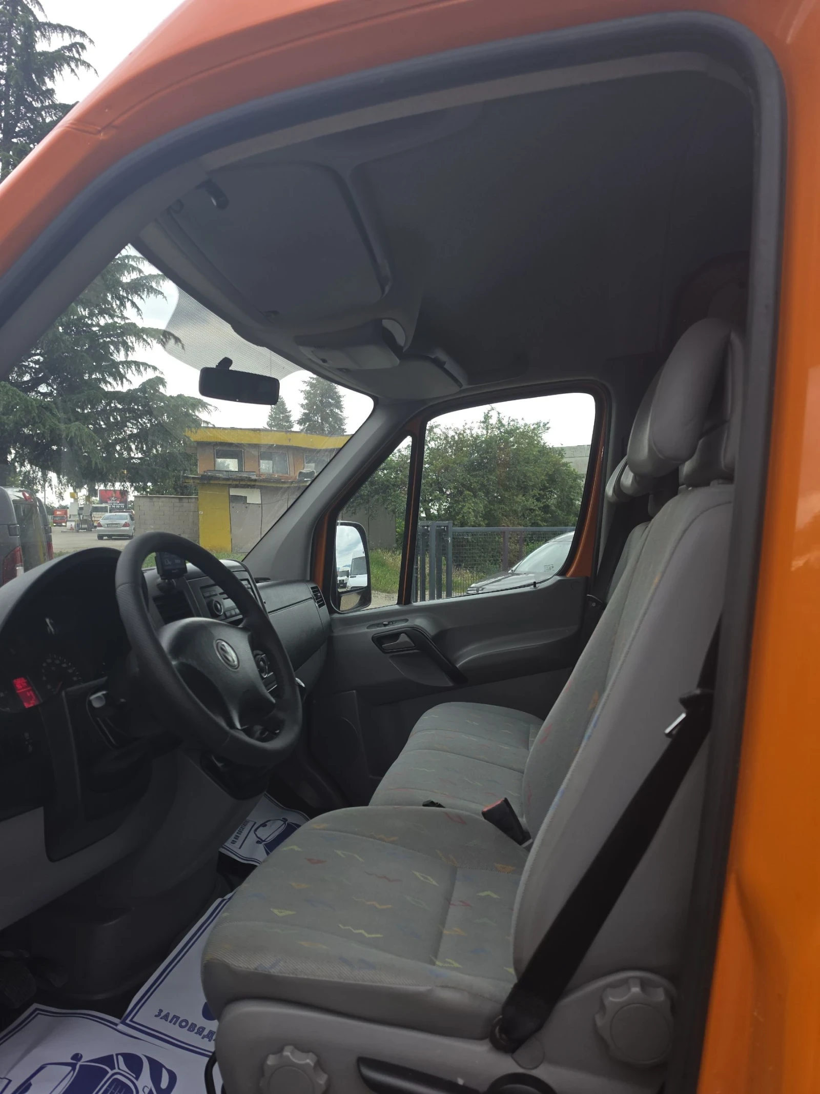 VW Crafter 6 места 2.5TDI, снимка 9 - Бусове и автобуси - 54921884