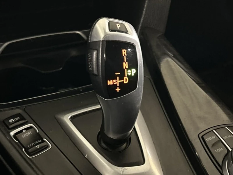 BMW 330 * xDrive * CARFAX * ЦЕНА ДО БГ, снимка 12 - Автомобили и джипове - 53233921