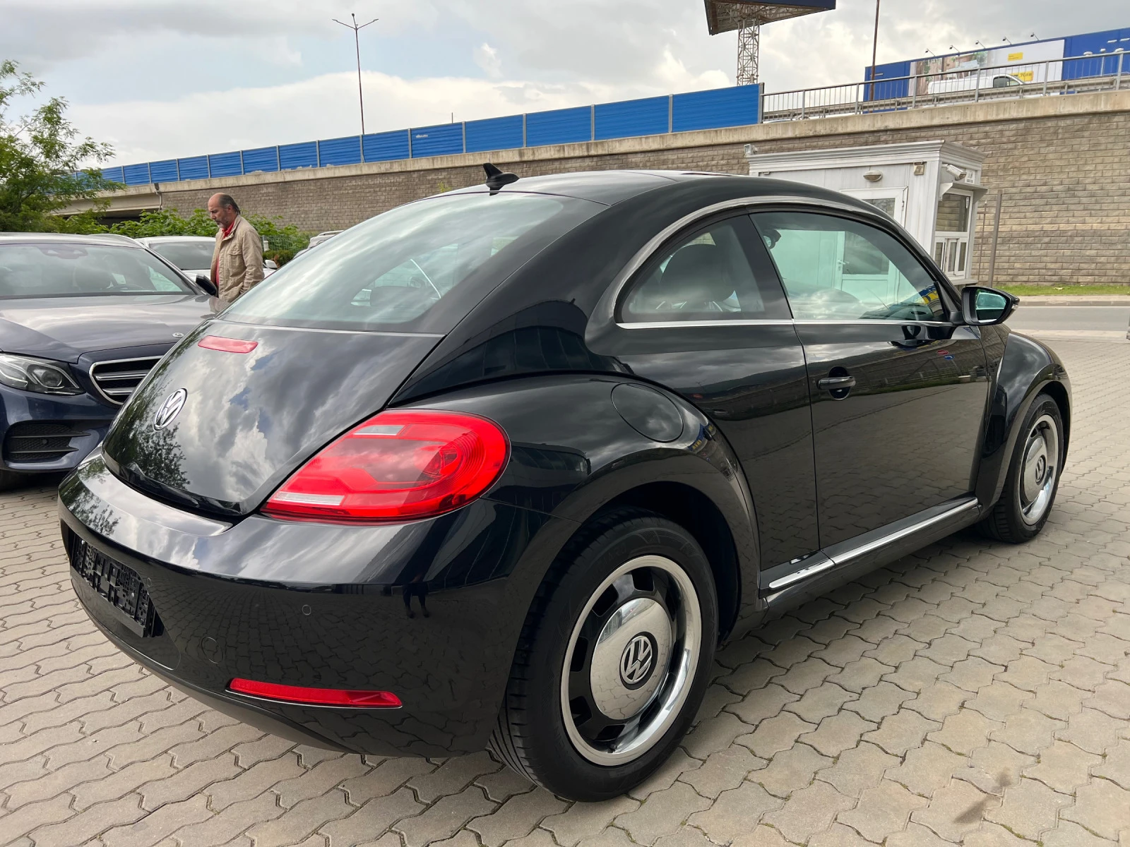 VW Beetle 2.0TDI Design DSG Автопилот Кожа Подгр.Нави Парктр - изображение 3