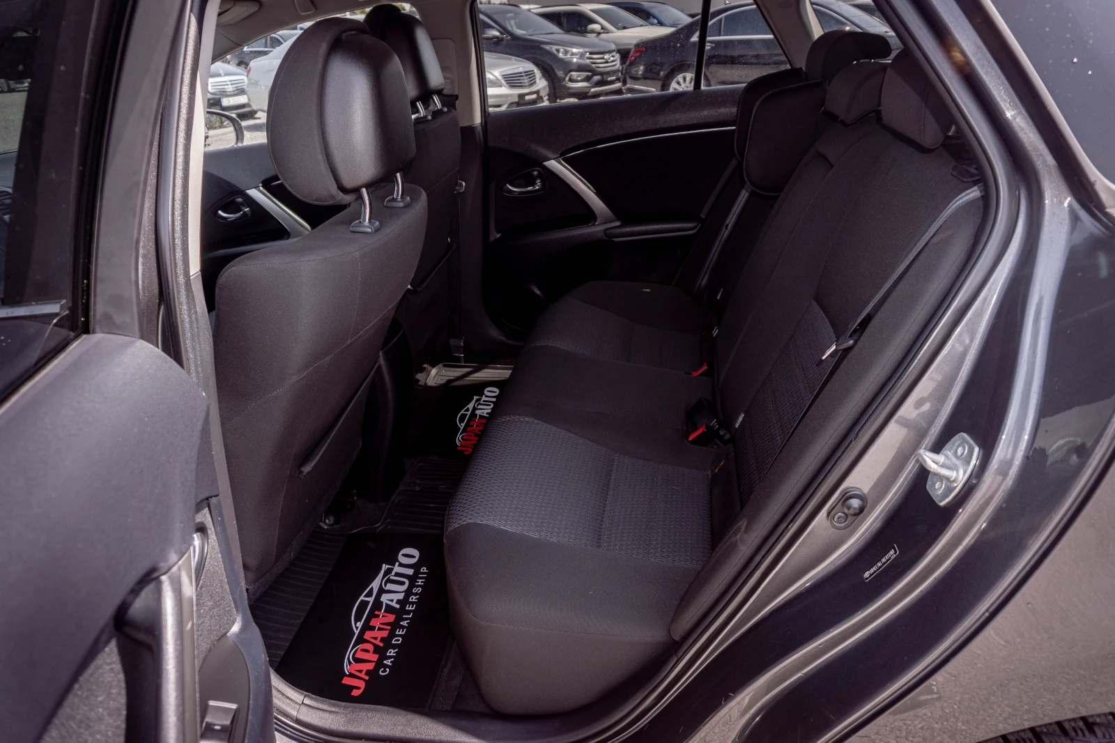 Toyota Avensis 1.6 бензин 132к.с. ТОП! С ГАРАНЦИЯ!, снимка 11 - Автомобили и джипове - 55815712
