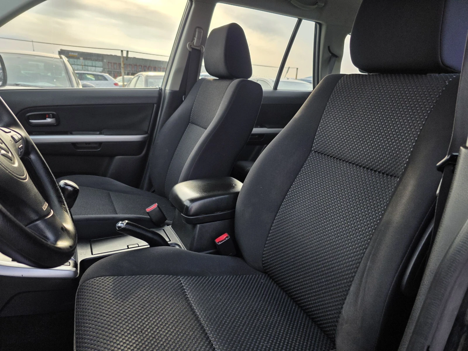 Suzuki Grand vitara 2.0 бензин 4/4 клима, снимка 9 - Автомобили и джипове - 53801505