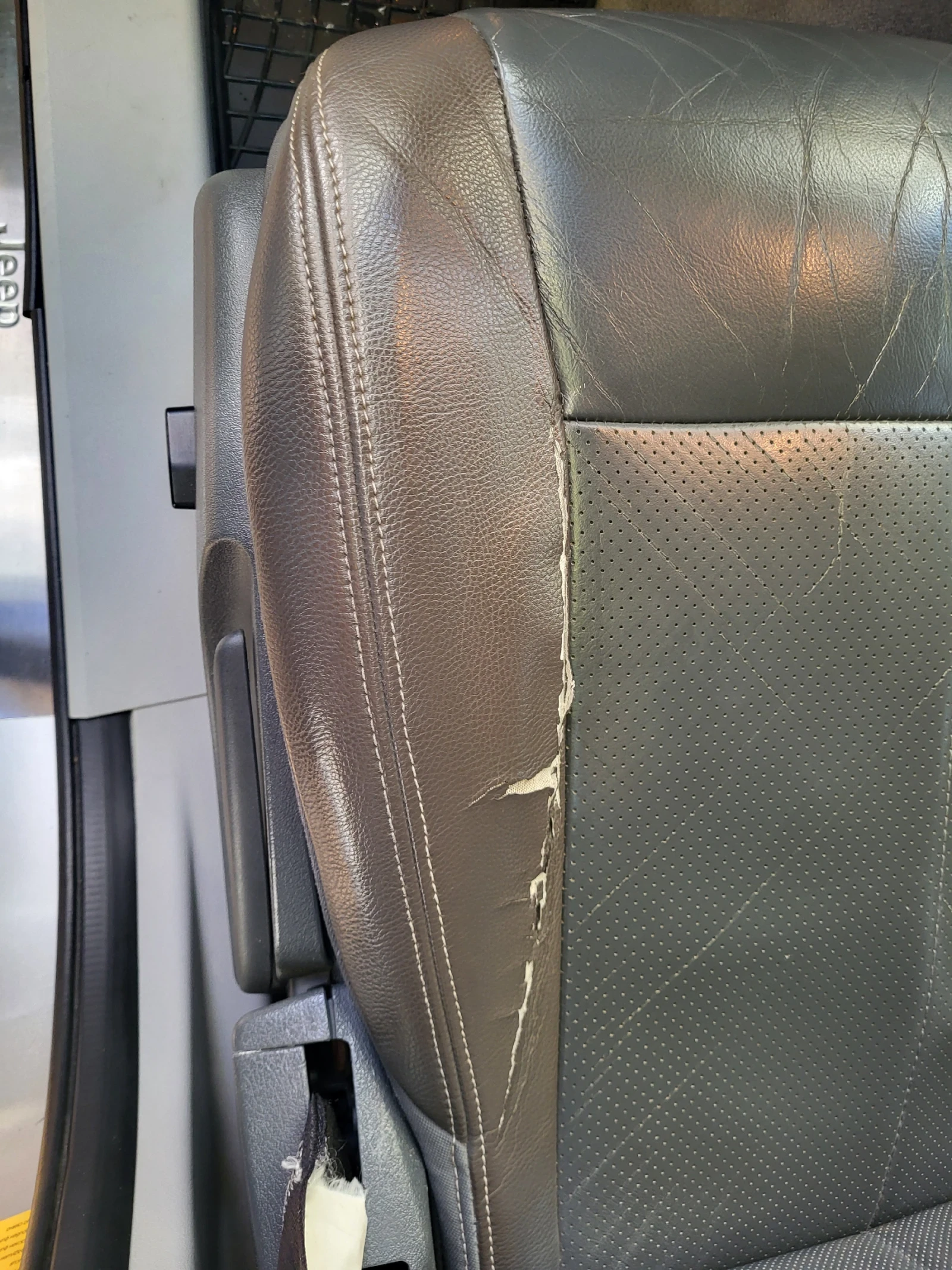 Jeep Cherokee 2.8 CDI - ТОП, снимка 10 - Автомобили и джипове - 54254402