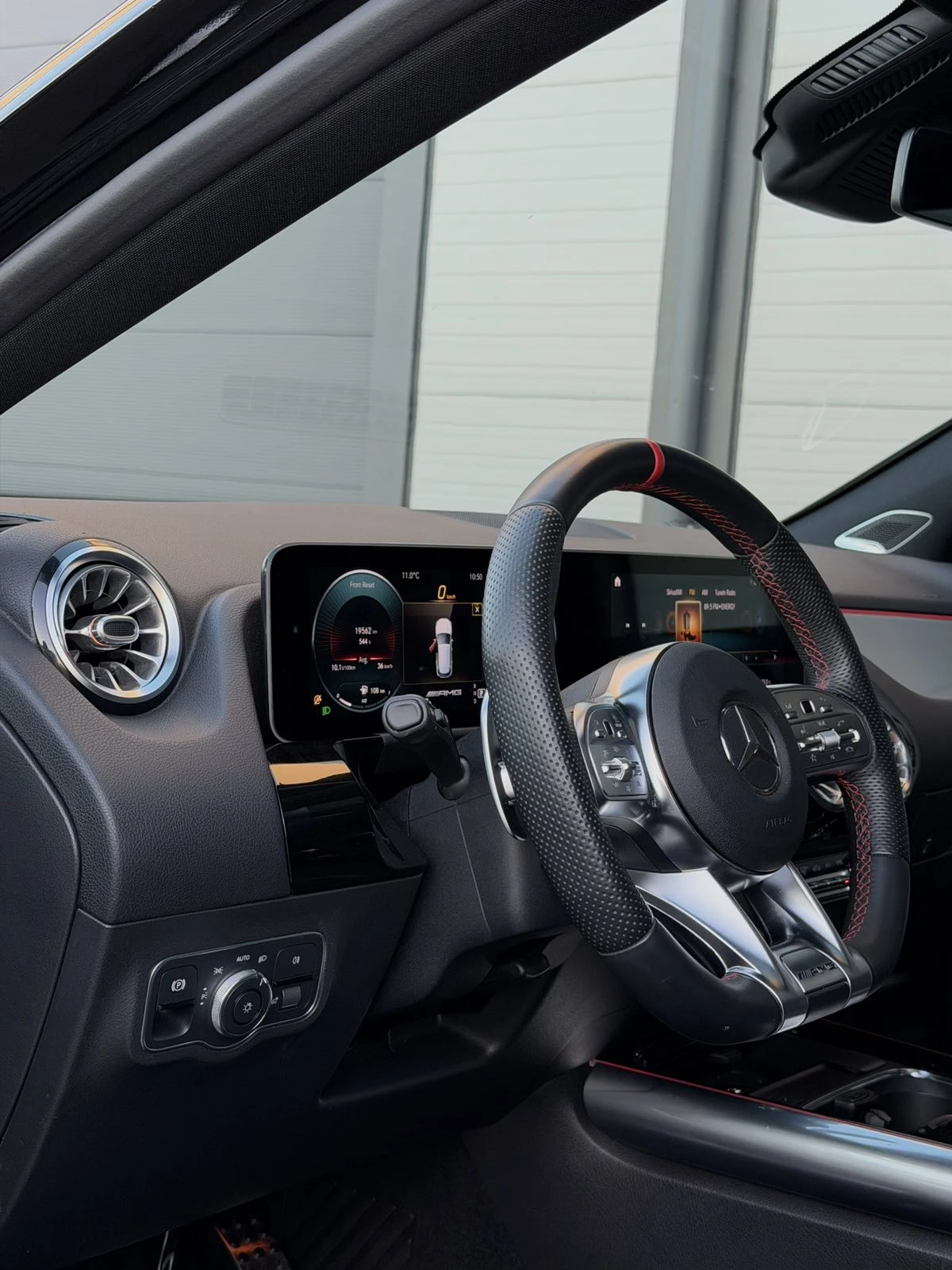 Mercedes-Benz GLB35AMG 35 AMG* 4MATIC* НАЛИЧНА В БГ* ПОДГРЕВ* , снимка 12 - Автомобили и джипове - 54477996