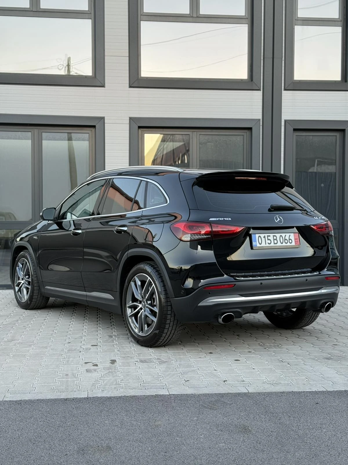 Mercedes-Benz GLB35AMG 35 AMG* 4MATIC* НАЛИЧНА В БГ* ПОДГРЕВ* , снимка 4 - Автомобили и джипове - 54477996