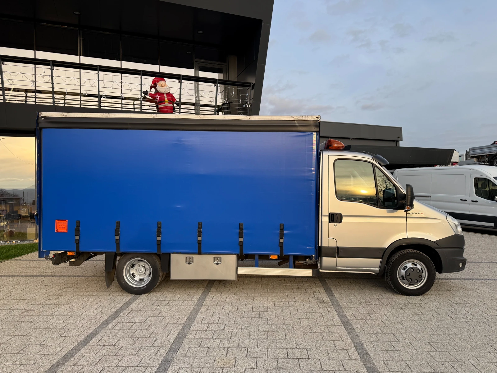 Iveco Daily 40C17 3.0HPI до 3.5т. 4.10м. 3-щори Клима Euro 5 - изображение 9