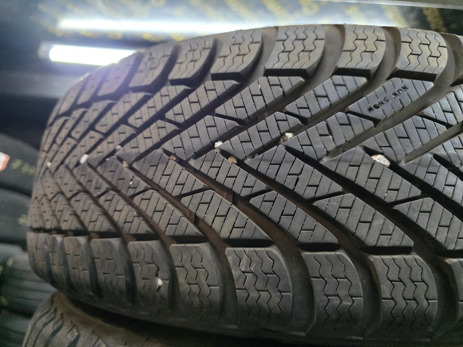 Гуми Зимни 185/55R15, снимка 4 - Гуми и джанти - 56664394